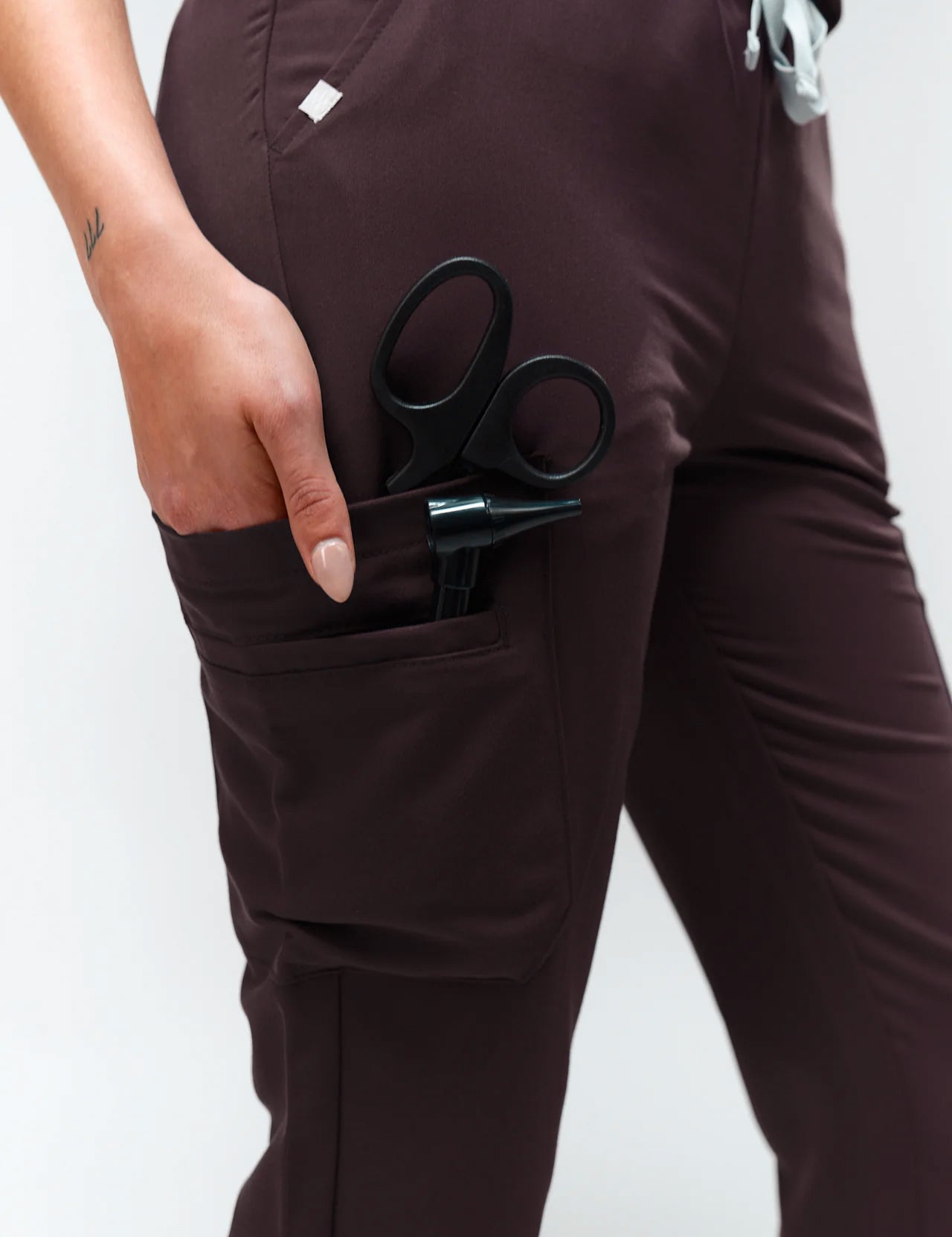 joiia-anastasia-extra-pockets-jogger-scrub-pants-espresso-female-canada.jpg